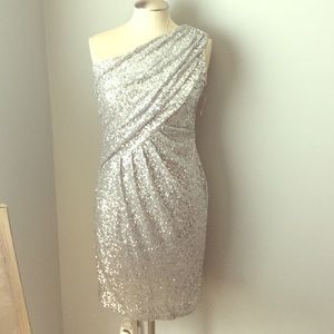 Size 4 gorgeous, above the knee cocktail dress!