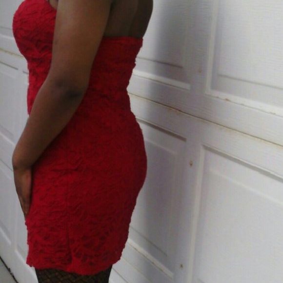 A red beautiful dress that you can wear to any eve - Picture 2 of 3