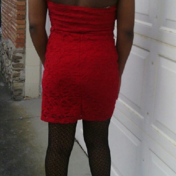 A red beautiful dress that you can wear to any eve - Picture 3 of 3