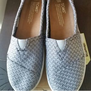 TOMS Avalon Sneaker in Black, Grey and white mesh!