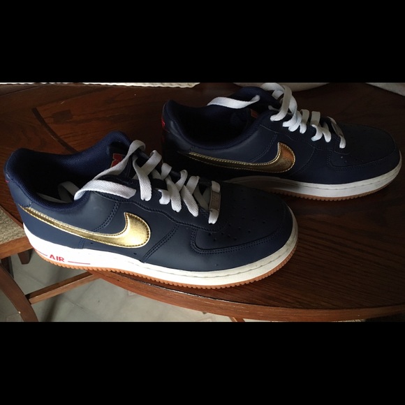 Nike Shoes - Nike size 6Y