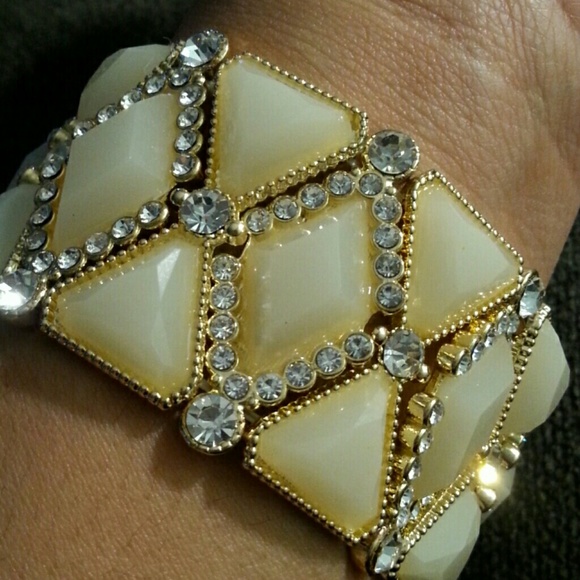🎀SOLD🎀Goldtone and beige statement bracelet