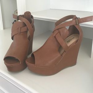 Brown faux leather wedges ✨