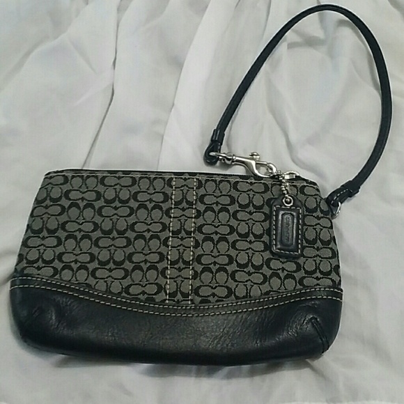 Coach monogram wristlet - Authentic