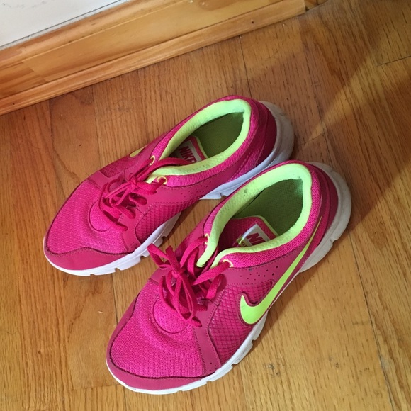 Nike sports shoes pink