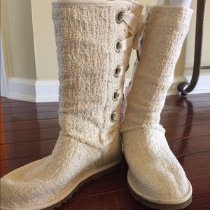 Size 7 UGG Australia Heirloom Lace Up Boots.