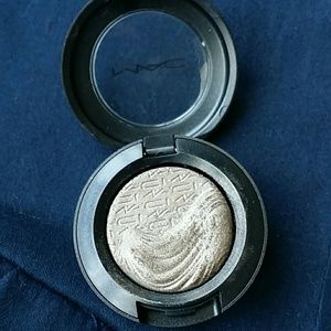 MAC Extra Dimension Eye Shadow in Silver Dawn