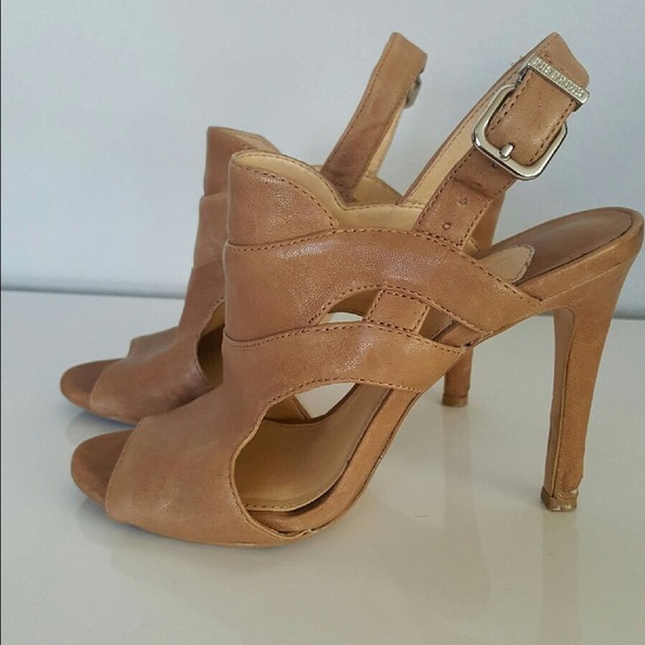 Gianni Bini super cute taupe color spring heel.