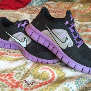 FINAL PRICE DROP‼️Youth 6 Nike Free Run 3