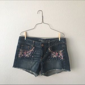 SHORTS w/ FLORAL EMBELLISHMENT
