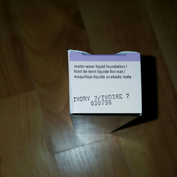 Mary Kay Liquid Foundation - Ivory 7