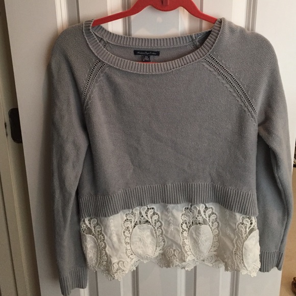 Cropped sweater with lace bottom