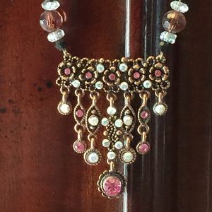 Vintage look long necklace.