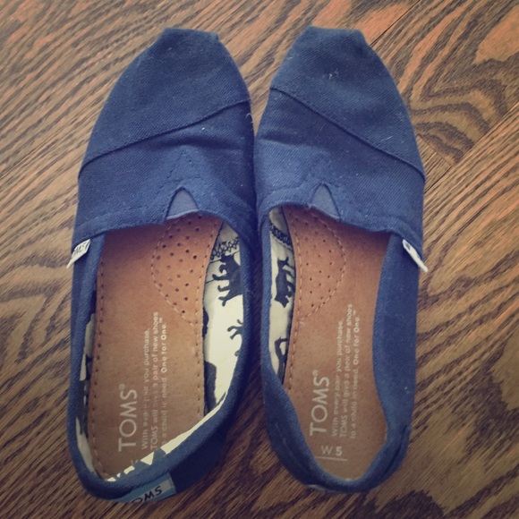 Navy TOMS slip-ons