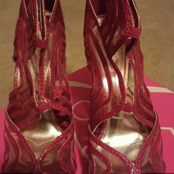 Red Heels - Picture 4 of 4