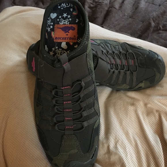 Adorable camo slip on w/straps