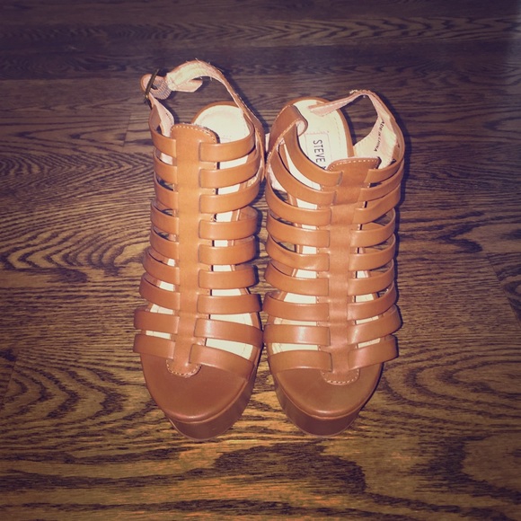 Steve Madden Shoes - NEVER WORN...Steve Madden platform sandal