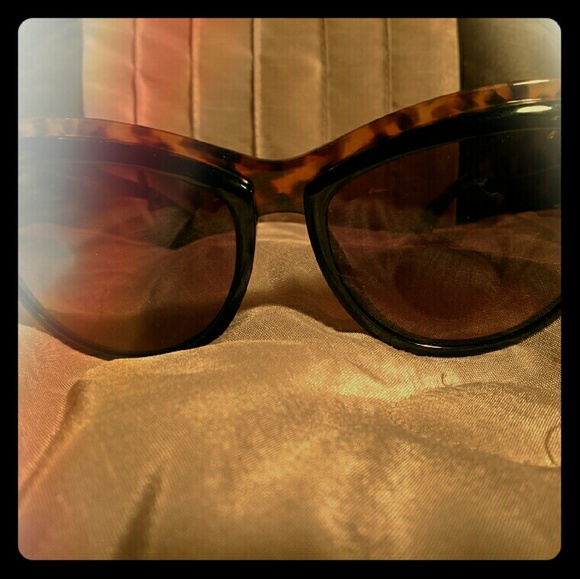 Alexander McQueen Sunglasses - Picture 1 of 4