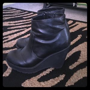 Deena & Ozzy black wedge ankle boots size 8
