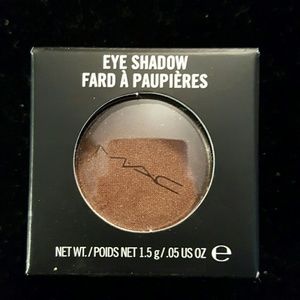 Auth MAC eyeshadow in Mulch