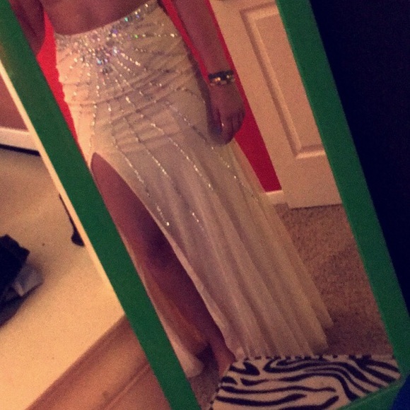 BRAND NEW PROM DRESS!! Size 4- Never worn 👗 - Picture 3 of 4