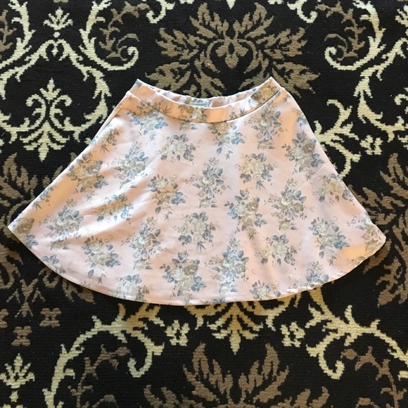✨Forever21 Baby Pink Floral Skirt✨