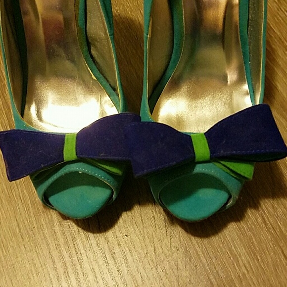 Adorable peep toe pumps with bow - Picture 2 of 4