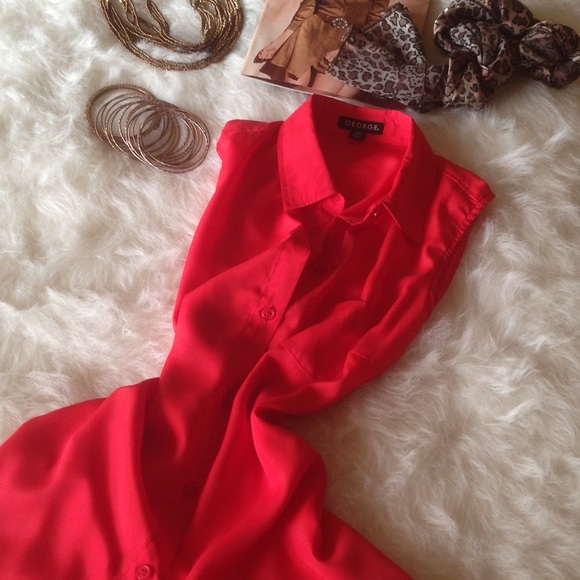 Cute sleeveless button up top - Picture 1 of 4