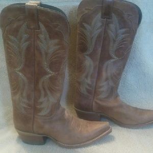 Cowboy boots with boot remover