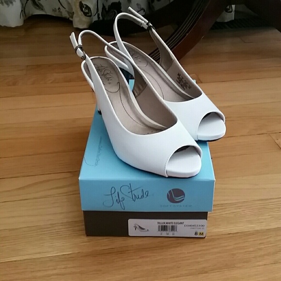 White peep toe pumps