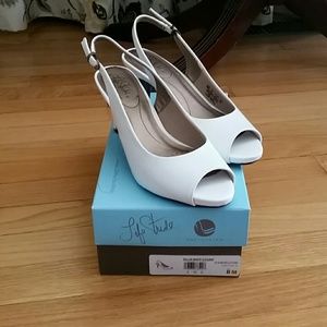 White peep toe pumps