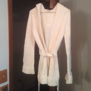 White knitted hooded robe/sweater