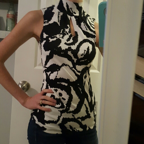 Sleeveless turtleneck