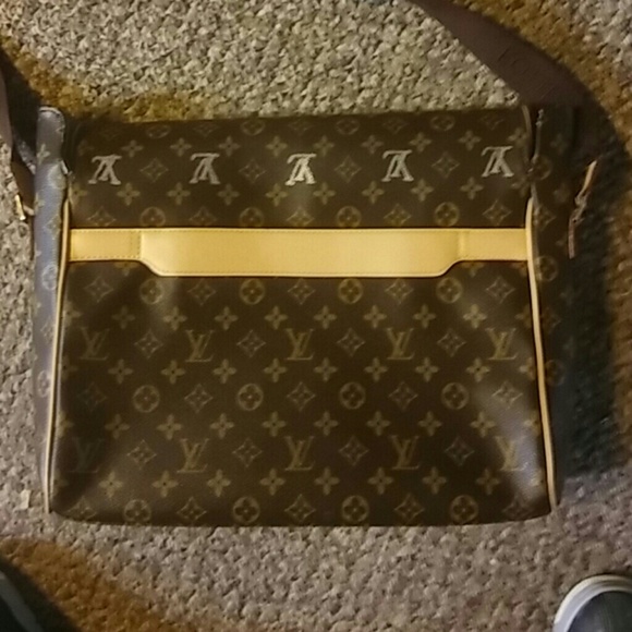Authentic Louis Vuitton Bag. - Picture 1 of 4