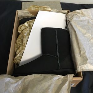 Black classic Uggs