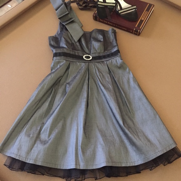 One shoulder dress!