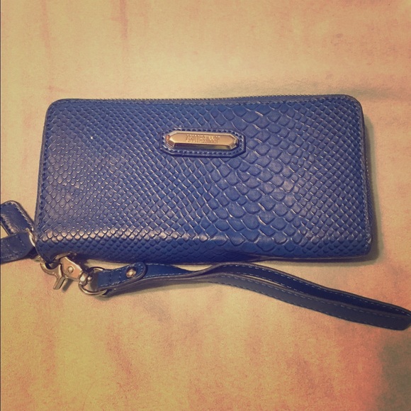 Jennifer Lopez accordion wallet