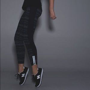 ✨Lululemon Run The World Tight in Cyber Stripe✨