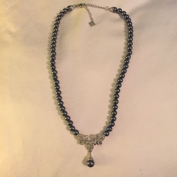 Silver pearl necklace