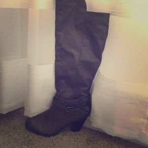 Size 10 knee high boots.. Only been worn twice!