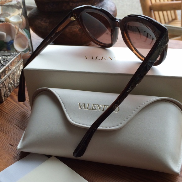 🍃💕NIB Valentino Mauve Pearl Lace Cateye Sunnies - Picture 3 of 9