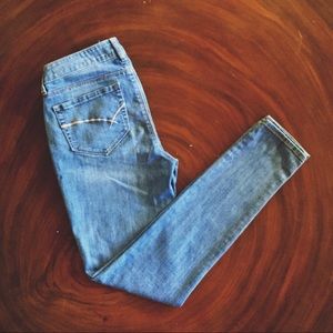 Bullhead light wash skinny jeans