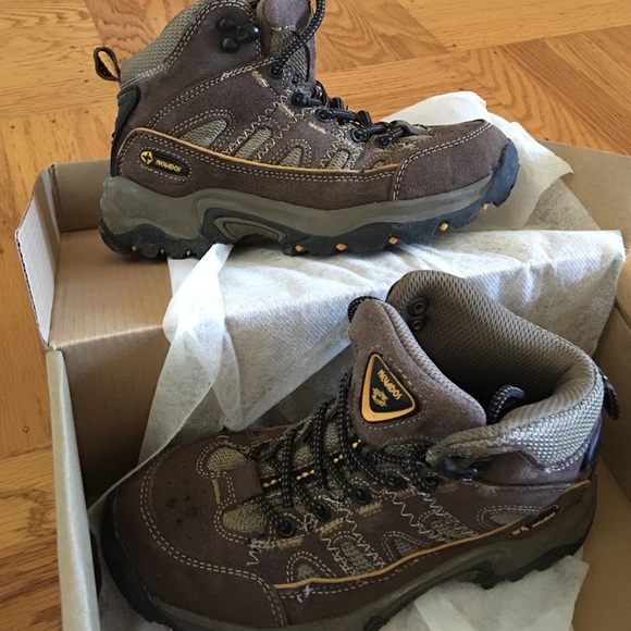 Youth hiking shoes