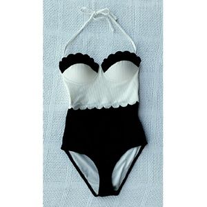 TOPSHOP | SCALLOPED ONEPIECE SWIMSUIT