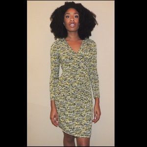 Wrap-style dotted 3/4 sleeve dress