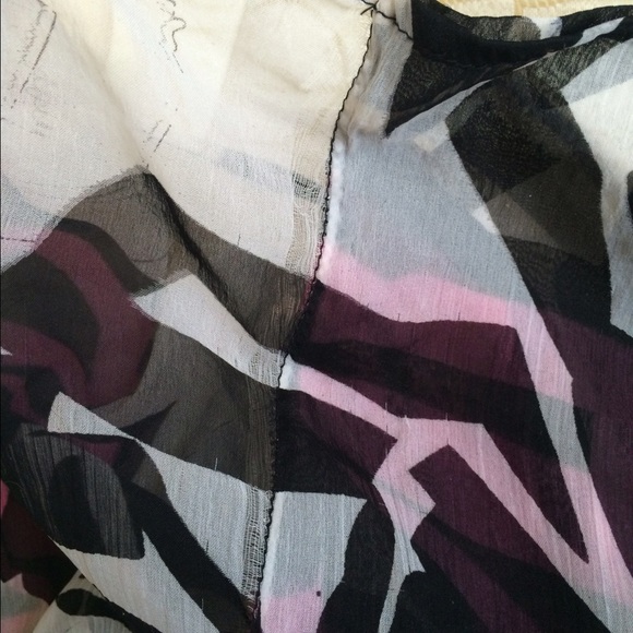 Papillon chiffon top. - Picture 4 of 4