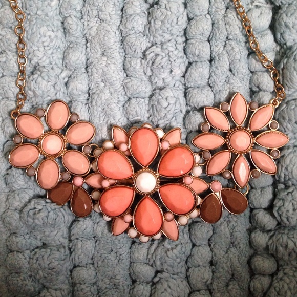Darling statement necklace! - Picture 2 of 2