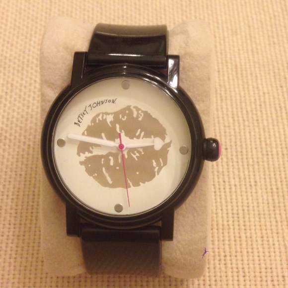 Betsy Johnson Metallic Lip Face