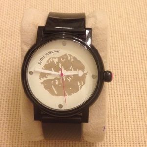 Betsy Johnson Metallic Lip Face