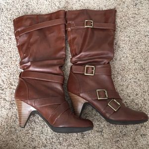 Heeled brown boots